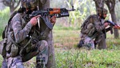 जम्मू-कश्मीर में सेना और आतंकियों के बीच मुठभेड़ जारी, 2 आतंकी ढेर; 1 अन्य घायल