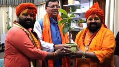 Peethadhishwar Mahant Brijmohan Das Ji Maharaj of Dasaratha Gaddi, who came from Ayodhya, met Chief Minister Dhami