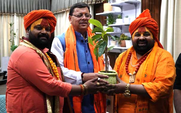 Peethadhishwar Mahant Brijmohan Das Ji Maharaj of Dasaratha Gaddi, who came from Ayodhya, met Chief Minister Dhami