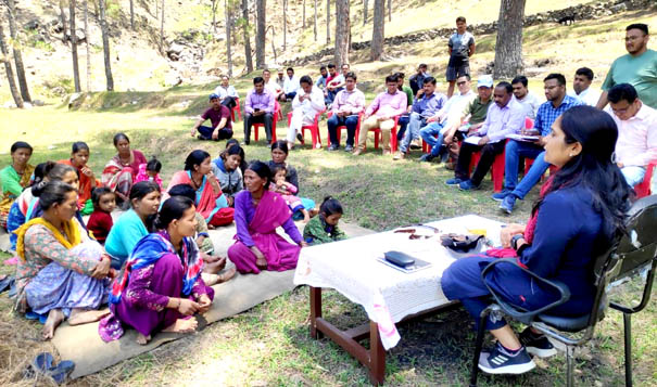 District Magistrate Reena Joshi listened to the problems of the people of Vanraji tribe living in village Kulekh and Aultadi.