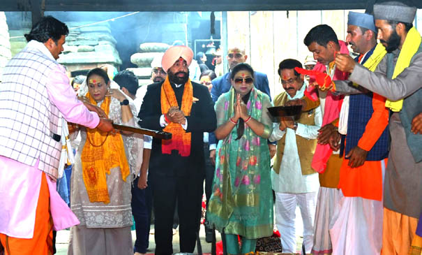 Governor Lt. General (Retd) Gurmeet Singh with his family offered prayers at Chitai Golu Temple, Jageshwar Dham and Kasar Devi Temple in Almora district