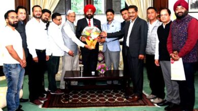 Governor holds meeting with office bearers of Hotel Association, Nainital at Raj Bhavan