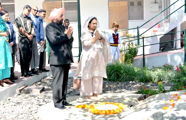 Governor Lt. General (Retd) Gurmeet Singh visited Kainchi Dham and visited Baba Neem Karauli Maharaj