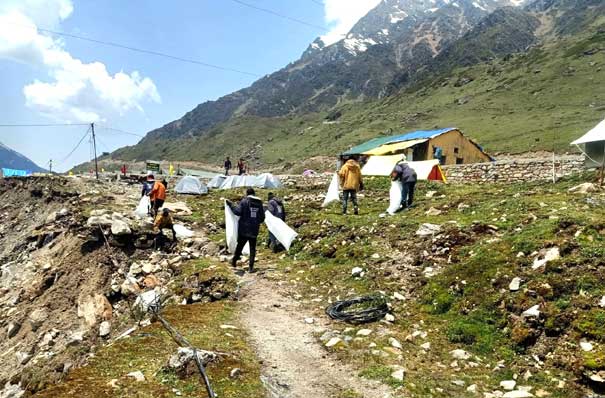Special cleaning campaign was carried out by the environmental friends of Nagar Panchayat Kedarnath and Sulabh International from Gol Chauraha to the gate of Himlok Tent Colony.