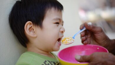 क्या आप भी बच्चे को जबरदस्ती खिलाते हैं खाना, जानिए इसके गंभीर परिणाम