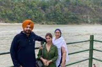 बेटी और पत्नी संग ऋषिकेश पहुँचे पूर्व क्रिकेटर नवजोत सिंह सिद्धू