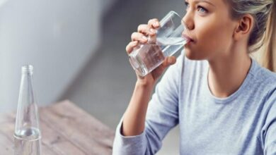 क्या आप भी बिना प्यास लगे जबरदस्ती पीते हैं पानी? जान लें ये फायदेमंद है या नुकसानदायक