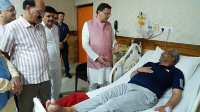पूर्व सीएम त्रिवेंद्र सिंह रावत का हालचाल जानने आरोग्यधाम अस्पताल पहुंचे सीएम धामी