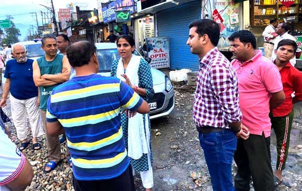 district-magistrate-mrs-sonika-inspected-from-jogiwala-to-rispana-late-evening-today