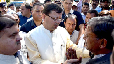 चमोली हादसे में हताहत लोगों के परिजनों से मिलकर भावुक हुए मुख्यमंत्री धामी