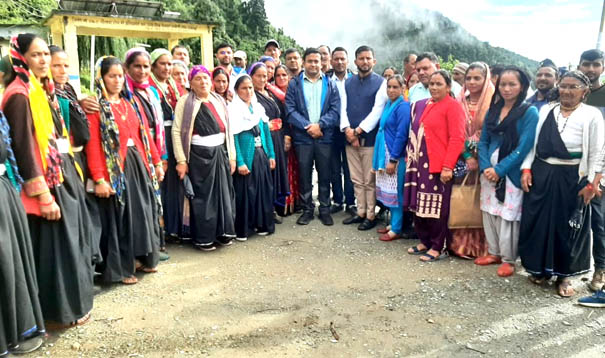 District Magistrate Himanshu Khurana listened to the problems of the villagers by setting up a chaupal in the remote village Ghes.