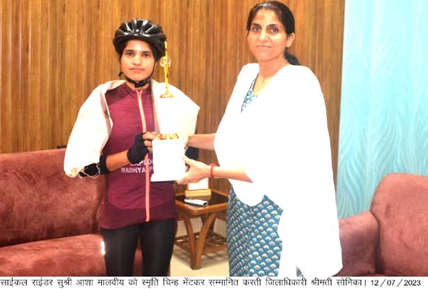 District Magistrate Mrs. Sonika met the cycle rider Ms. Asha Malviya who went on a country tour