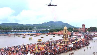 Flowers were showered by helicopter on devotees at Harkipedi via Roorkee