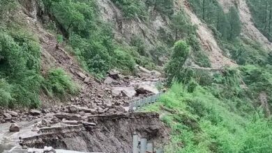 हिमाचल में बारिश का कहर जारी, नेशनल हाईवे-5 बंद, लोगों ने वाहनों में गुजारी रात