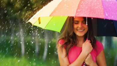 बारिश में भीग भी जायें तो भी खराब नहीं होगा मेकअप, जानिए मानसून के स्मार्ट मेकअप टिप्स