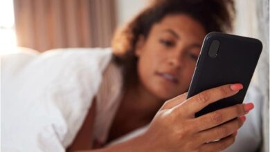 सुबह उठकर सबसे पहले चेक करते हैं अपना फोन ? सुधार लें ये आदत, वरना शरीर पर पड़ेंगे ये प्रभाव