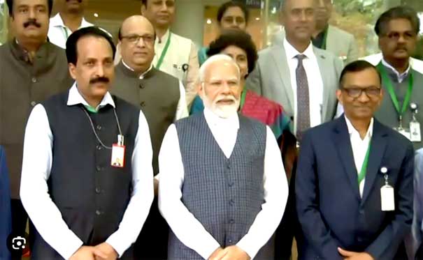 PM Modi with ISRO Chandrayan 3 Team