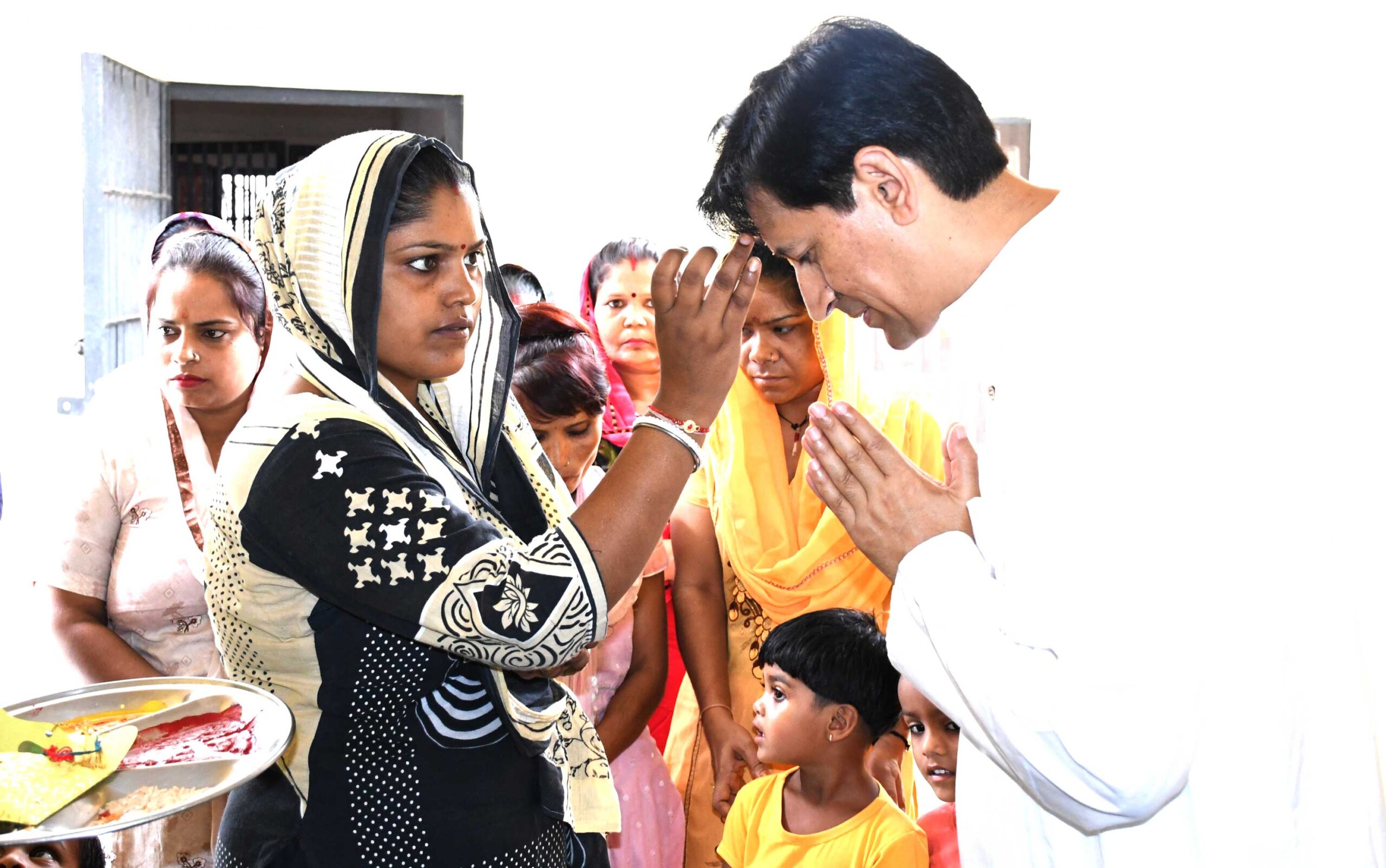 Kumaon commissioner celebrated the festival of Rakshabandhan with women prisoners