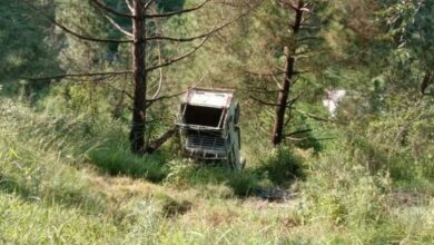 बच्चों को स्कूल ले जा रही यूटिलिटी वाहन हुई दुर्घटनाग्रस्त, बच्चों को सुरक्षित निकाला गया