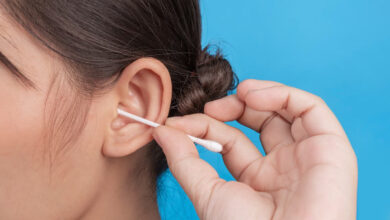 कॉट्न बड्स से कानों को साफ करना हम सेफ मानते हैं, लेकिन जान लीजिए इससे होने वाले नुकसान