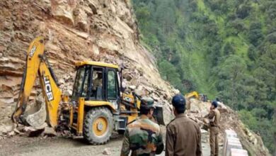 यमुनोत्री हाईवे में यात्री वाहन पर भारी मलबा बोल्डर गिरने से एक की मौत, मुश्किल बनी आवाजाही