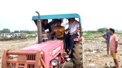 District Magistrate Dhiraj Singh Garbyal took stock of the erosion in the embankment near Shyampur Kangri village