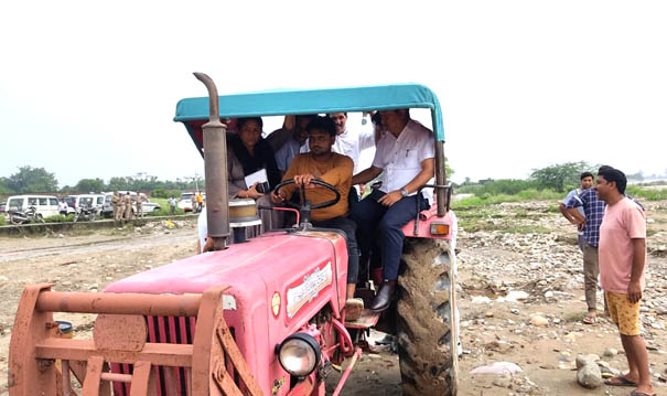 District Magistrate Dhiraj Singh Garbyal took stock of the erosion in the embankment near Shyampur Kangri village