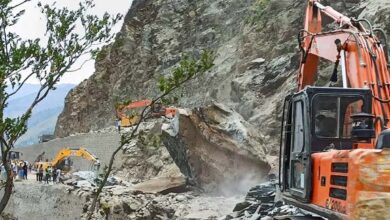 भू-स्खलन के कारण जम्मू-श्रीनगर राजमार्ग पर यातायात अवरुद्ध, अमरनाथ यात्रा पर लगी रोक