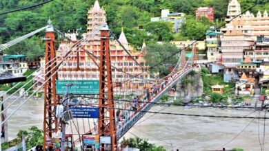 लक्ष्मण झूला चौरासी कुटिया के पास में गिरी दीवार, मलबे में दबे दो साधु