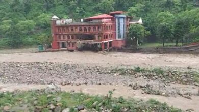 देहरादून के मालदेवता इलाके में नदी किनारे बनी दून डिफेंस एकेडमी की बिल्डिंग ताश के पत्तों की तरह ढह गई