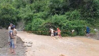 पुलिस ने पानी में फंसे कई लोगों को सकुशल निकाला बाहर