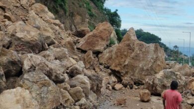 ऋषिकेश-नीलकंठ मार्ग पर भूस्खलन के चलते गरुड़ चट्टी में रोकी गई वाहनों की आवाजाही