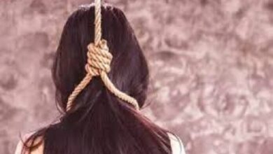 मैं थक चुकी हूँ…..अब जीना नहीं चाहती…. ये सब बातें एक कागज पर लिखकर फाँसी के फंदे से लटक गई संजना 