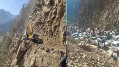 बद्रीनाथ हाईवे पर तोता घाटी में भारी भूस्खलन से ढह गया सड़क का आधा हिस्सा, डायवर्ट किया ट्रैफिक 