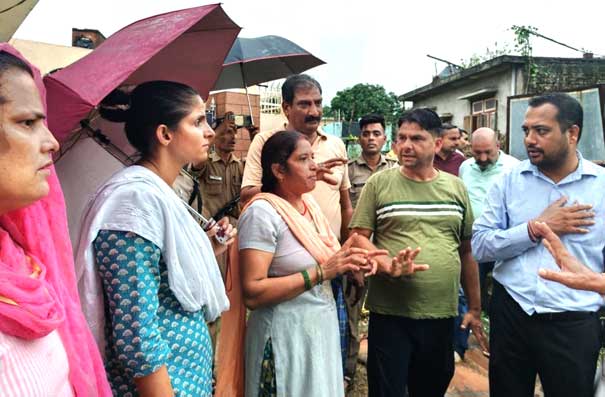 District Magistrate Smt Sonik inspected waterlogged area in Rishikesh today