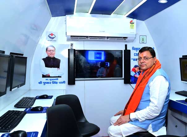 Chief Minister Dhami flagged off the 'Computer on Wheel' vehicle provided by Pitkul.