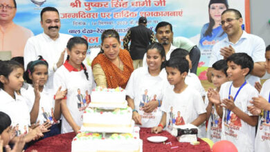 Minister Rekha Arya celebrated the birthday of state chief Pushkar Singh Dhami with great pomp with the children of child care homes.