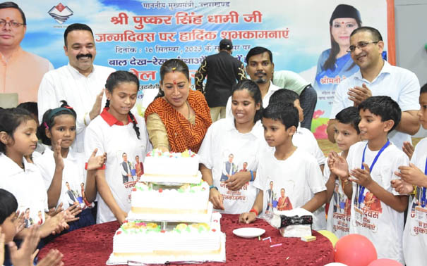 Minister Rekha Arya celebrated the birthday of state chief Pushkar Singh Dhami with great pomp with the children of child care homes.