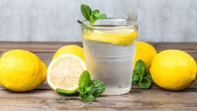 ज्यादा नींबू पानी पीने से शरीर को होते हैं ये नुकसान, जानें कितने गिलास पीना फायदेमंद 