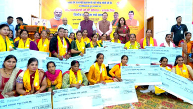 On the birthday of Prime Minister, in the program 'Prime Minister's gift for you', Chief Minister Dhami gave many gifts to the beneficiaries including housing approval letters.