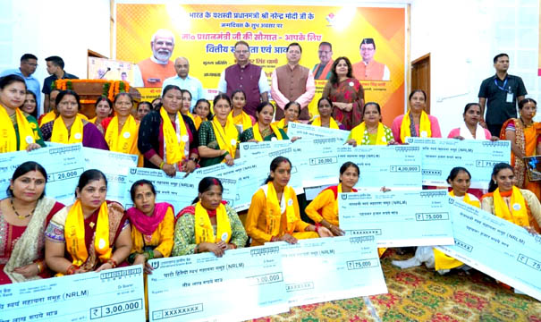 On the birthday of Prime Minister, in the program 'Prime Minister's gift for you', Chief Minister Dhami gave many gifts to the beneficiaries including housing approval letters.