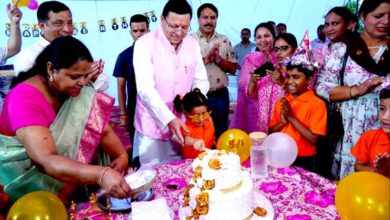 मुख्यमंत्री धामी नेताजी सुभाष चंद्र बोस आवासीय बालिका छात्रावास में बेसहारा और निर्धन बच्चों के बीच पहुँचे