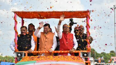 मध्यप्रदेश के खुरई में धामी का बुलडोजर से पुष्प वर्षा के बीच भव्य स्वागत