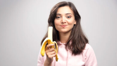 इन बीमारियों के मरीज भूल से भी न खायें केला, वरना जिंदगी खतरे में पड़ जाएगी