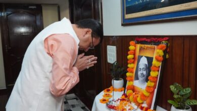 सीएम धामी ने भारत रत्न पंडित गोविंद बल्लभ पंत के चित्र पर पुष्प अर्पित कर दी श्रद्धांजलि 