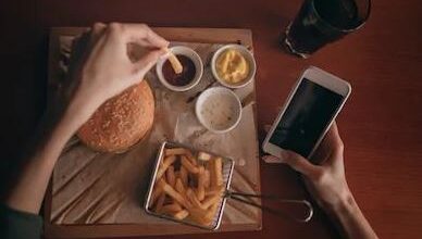 क्या बिना मोबाइल के आप भी नहीं खाते खाना…संभल जाइए, वरना जकड़ सकती हैं ये गंभीर बीमारियाँ