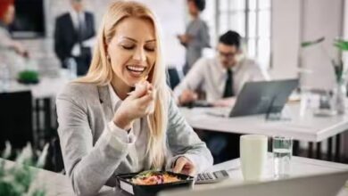 ऑफिस में काम के दौरान लगी है हल्की सी भूख तो चिप्स या कुकीज से बनायें दूरी, चुनें ये हेल्दी ऑप्शंस