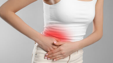 पेट में राइट साइड की तरफ अक्सर दर्द महसूस कर रहे हैं? तो हो सकते हैं इसके ये कारण…