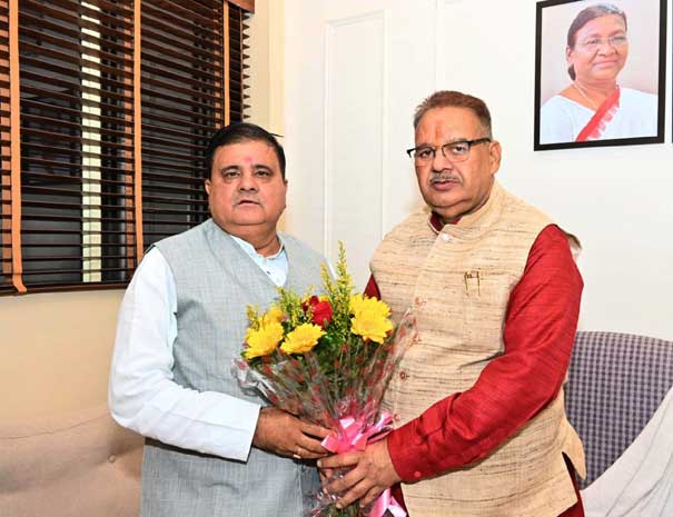 BJP State President Mahendra Bhatt congratulated Cabinet Minister Ganesh Joshi on the success of the Prime Minister's rally.