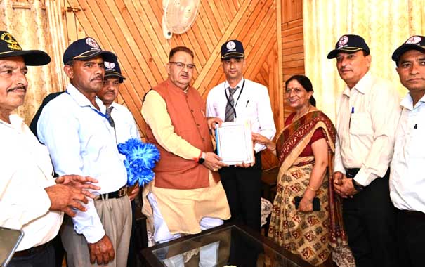 Ex-servicemen of Assam Rifles submitted memorandum to Soldier Welfare Minister Ganesh Joshi.